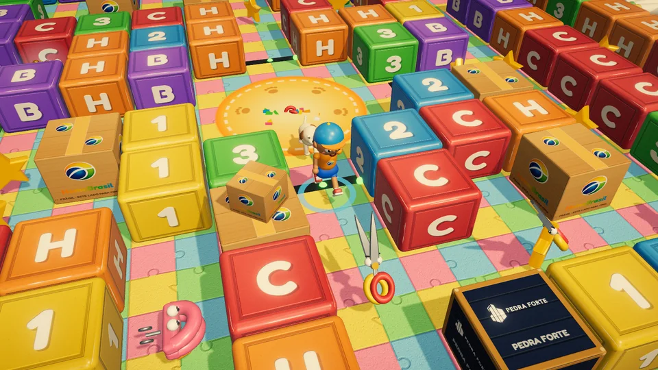 Labirinto de blocos de brinquedo coloridos visto de cima. O menino Zeca, de boné azul, sai da sala do centro com o cachorrinho Pipoca, enquanto uma tesoura saltitante e uma dentadura de corda se aproximam, entre caixas HomeBrasil e um caixote Pedra Forte.